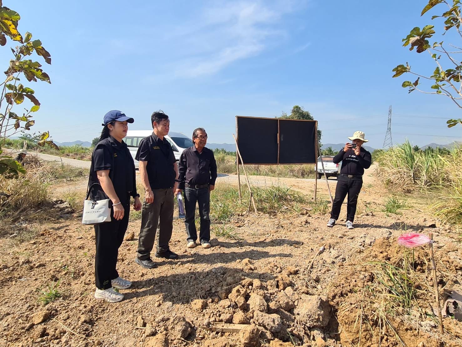 title - ผู้ตรวจราชการกรม ลงพื้นที่โครงการแก้ไขปัญหาที่ดินสภาประชาชน 4 ภาค จังหวัดเพชรบุรี